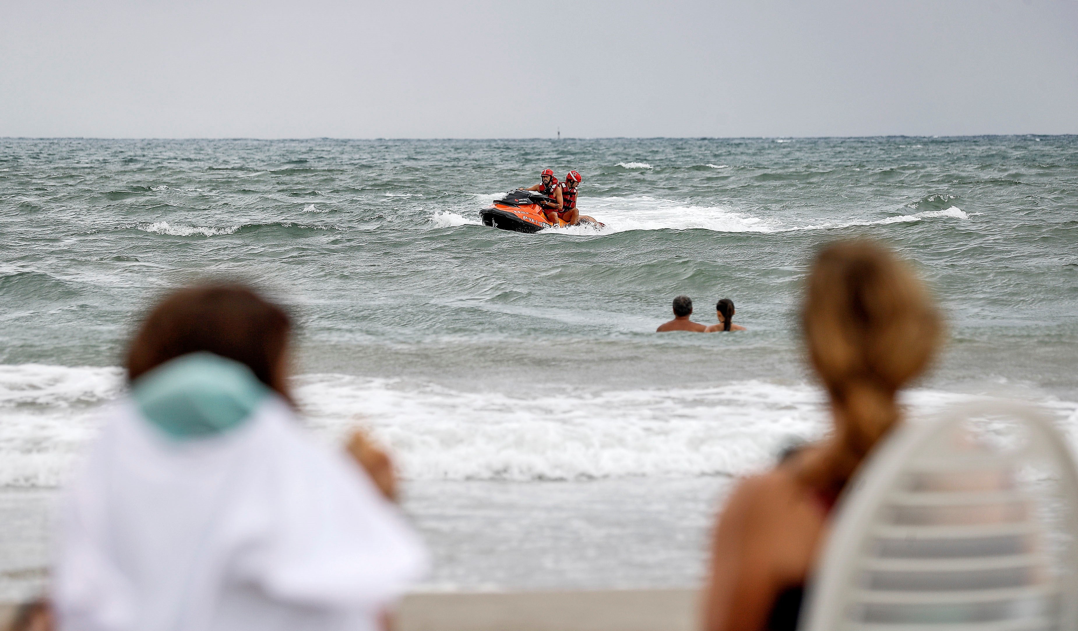 Hallan muerto a un hombre que flotaba en la playa de El Puig (Valencia) Hallan muerto a un hombre que flotaba en la playa de El Puig (Valencia)