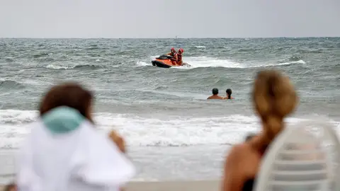 Imagen de archivo de dos mujeres que ven desde la orilla la intervención de dos socorrista en una moto acuática en una playa de Valencia. Imagen de archivo de dos mujeres que ven desde la orilla la intervención de dos socorrista en una moto acuática en una playa de Valencia.