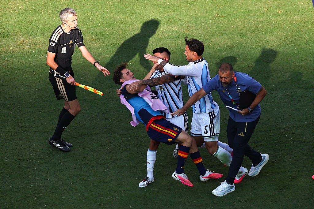 La FIFA abre expediente a Argentina y señala también a Gavi por las trifulcas tras la final del Mundial La FIFA abre expediente a Argentina y señala también a Gavi por las trifulcas tras la final del Mundial