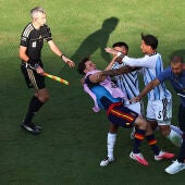El argentino Leandro Paredes empuja al español Gavi y lo tira al suelo durante la final de la Copa Mundial de la FIFA 2026 entre España y Argentina, disputada en el New York New Jersey Stadium el 19 de julio de 2026 en East Rutherford, Estados Unidos.