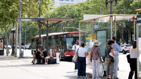 Una imatge d'una marquesina d'autobusos a l'Avinguda Diagonal de Barcelona, una de les més concorregudes de la ciutat Una imatge d'una marquesina d'autobusos a l'Avinguda Diagonal de Barcelona, una de les més concorregudes de la ciutat