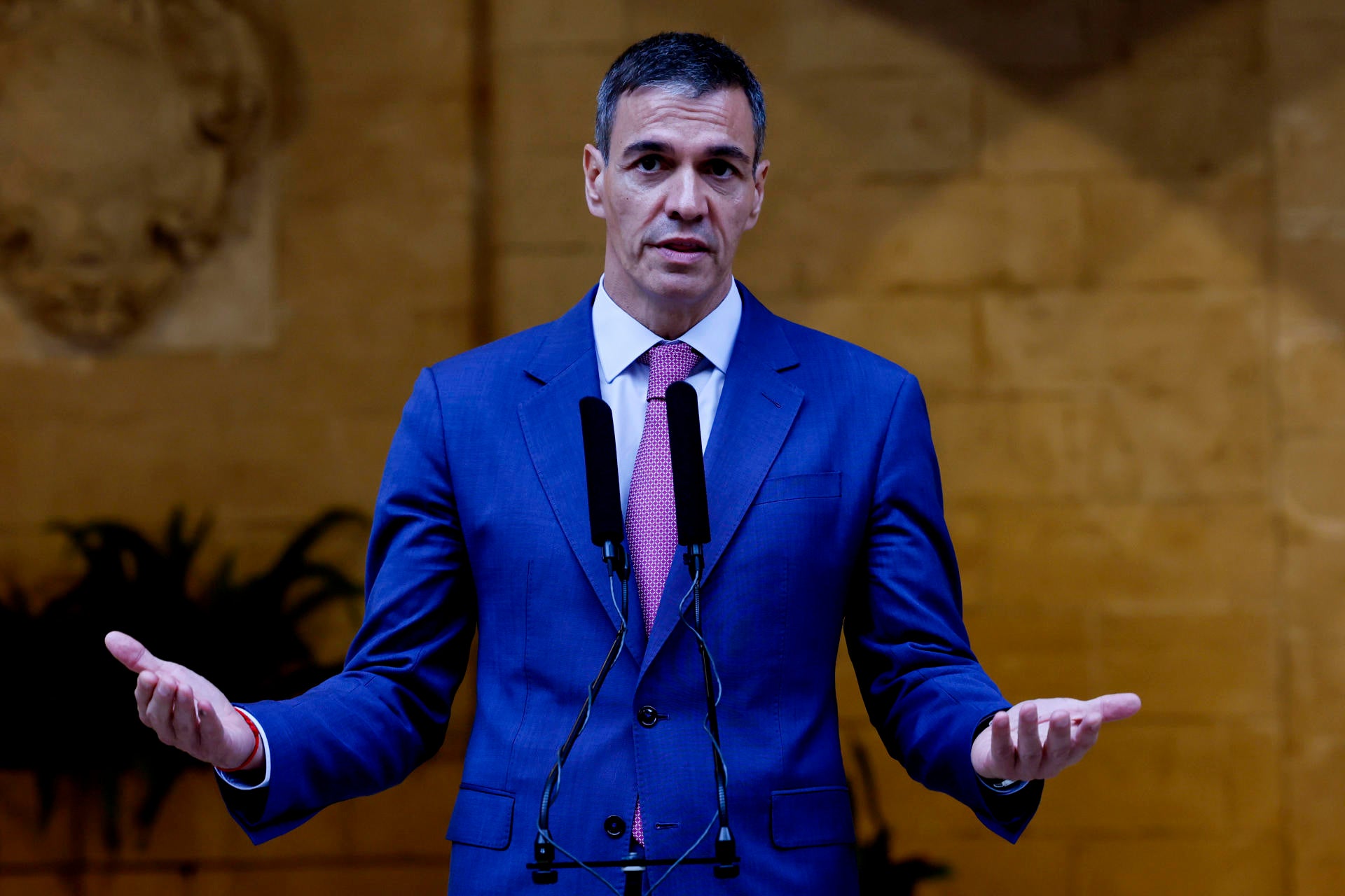 Pedro Sánchez apela a la presunción de inocencia del exdirector de la Guardia Civil imputado: "Veremos en qué deriva la causa" Pedro Sánchez apela a la presunción de inocencia del exdirector de la Guardia Civil imputado: "Veremos en qué deriva la causa"