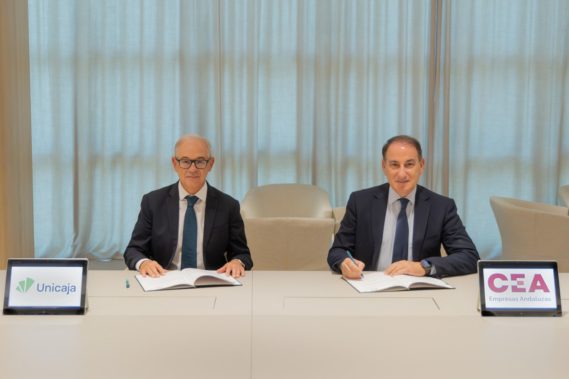 Unicaja y CEA renuevan su alianza para facilitar 1.000 millones de euros en financiación al tejido empresarial andaluz Unicaja y CEA renuevan su alianza para facilitar 1.000 millones de euros en financiación al tejido empresarial andaluz