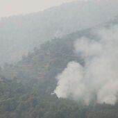 Vista general de la ermita de Santa Bárbara en Onda (Castellón), momentos antes de ser rodeada por las llamas en esta quinta jornada de lucha contra el fuego en la Vall d'Uixó (Castellón). 