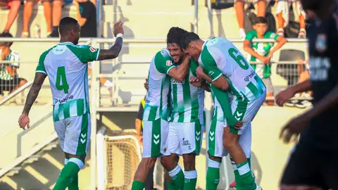 Los jugadores del Betis celebran un gol durante un partido amistoso de pretemporada entre el Real Betis y Olimpique Lyonnais este miércoles, en la Línea de la Concepción (Cádiz). Los jugadores del Betis celebran un gol durante un partido amistoso de pretemporada entre el Real Betis y Olimpique Lyonnais este miércoles, en la Línea de la Concepción (Cádiz).