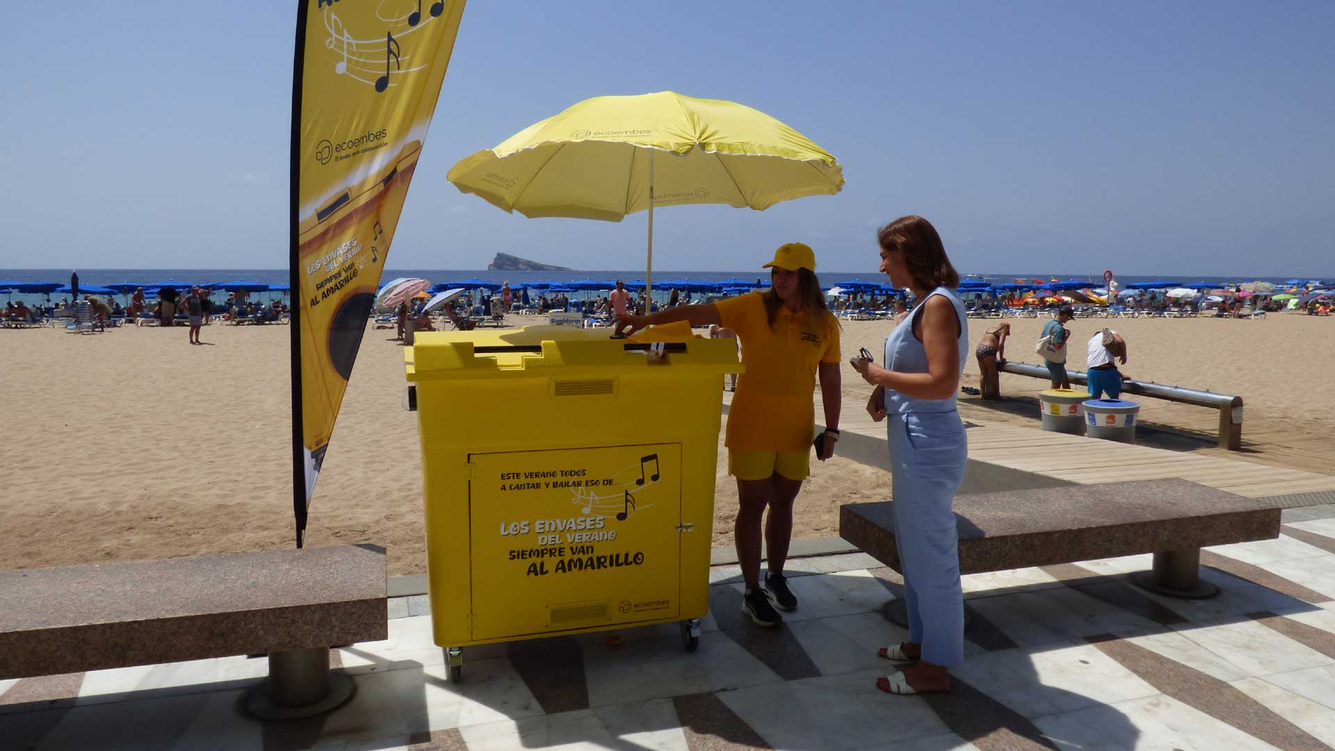 Acción en las playas de Benidorm de Ecoembes para concienciar sobre el reciclaje de envases Acción en las playas de Benidorm de Ecoembes para concienciar sobre el reciclaje de envases