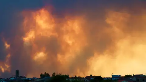 Columnas de humo provocadas por el incendio forestal de Fermoselle (Zamora) Columnas de humo provocadas por el incendio forestal de Fermoselle (Zamora)