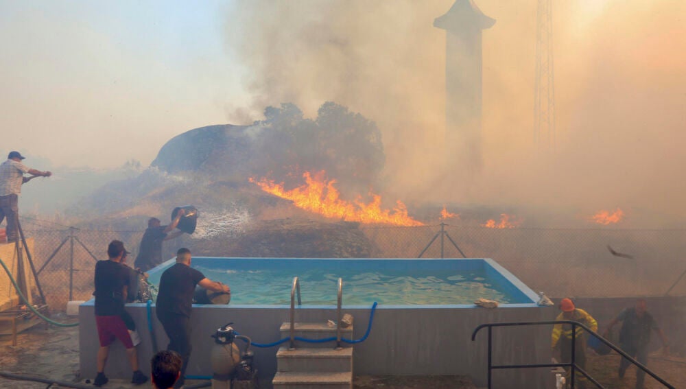 Trabajos de extinción del incendio forestal en Fermoselle (Zamora) 