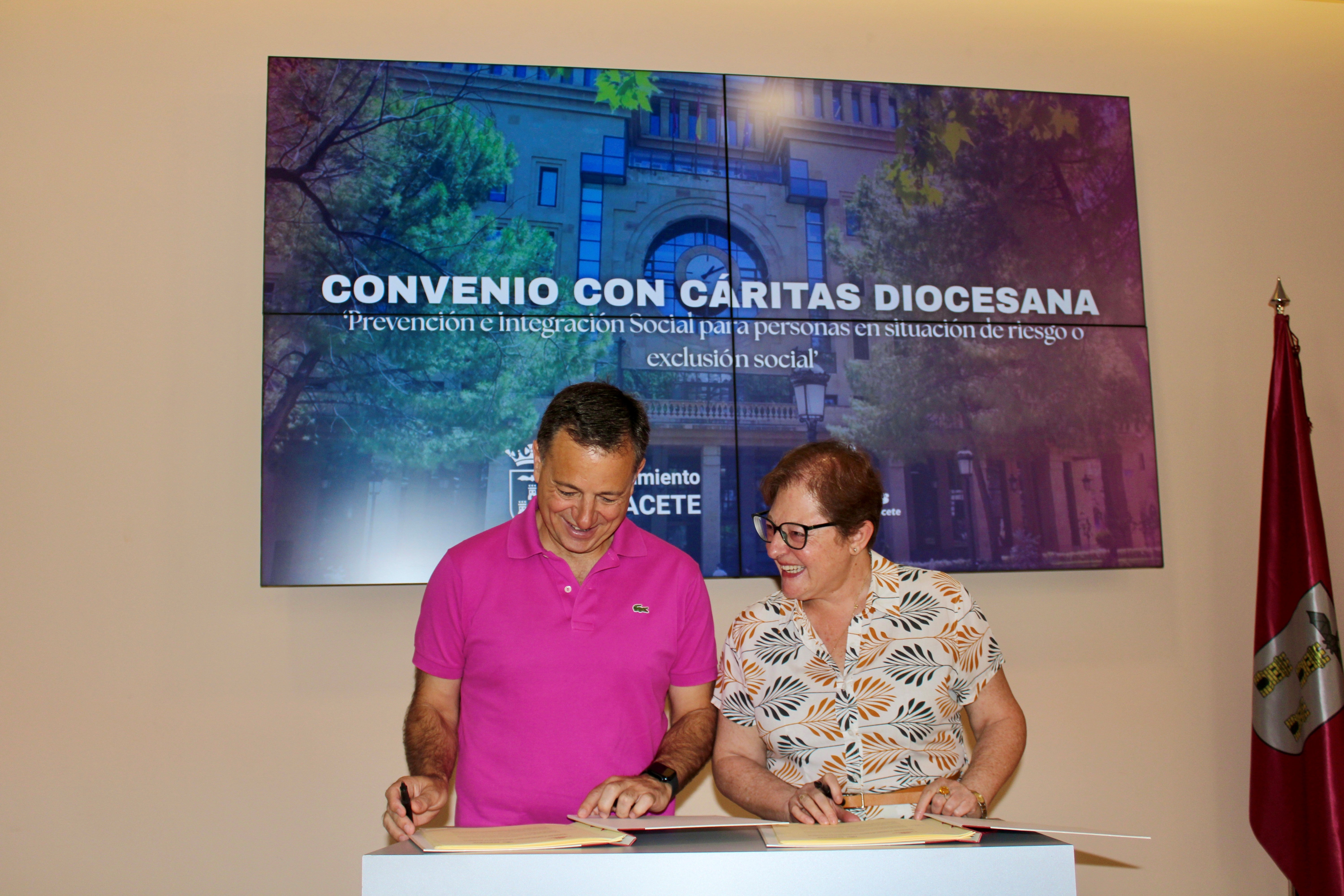 El Ayuntamiento aporta 110.000 euros a Cáritas para “una gran labor imprescindible en una ciudad inclusiva y con sensibilidad social” El Ayuntamiento aporta 110.000 euros a Cáritas para “una gran labor imprescindible en una ciudad inclusiva y con sensibilidad social”