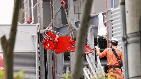 Los servicios de emergencias trabajan para rescatar a las víctimas del terremoto en Japón Los servicios de emergencias trabajan para rescatar a las víctimas del terremoto en Japón/ EFE/EPA/RODRIGO REYES MARIN