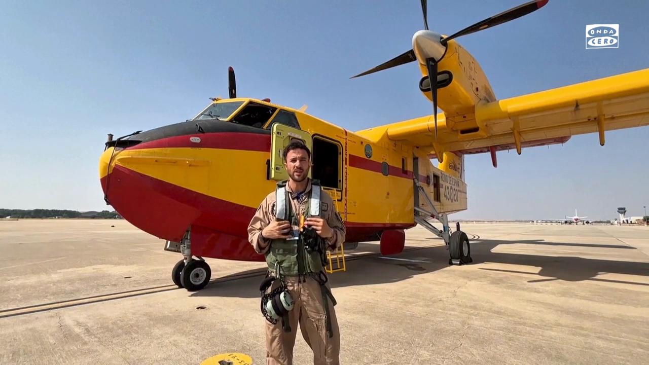 Un piloto de un apagafuegos, roto tras combatir el incendio: "Emocionalmente es muy duro ver la devastación" Un piloto de un apagafuegos, roto tras combatir el incendio: "Emocionalmente es muy duro ver la devastación"