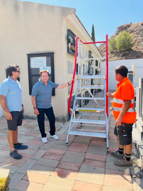 Finestrat incorpora una nueva escalera móvil para mejorar la accesibilidad y la seguridad en el cementerio municipal Finestrat incorpora una nueva escalera móvil para mejorar la accesibilidad y la seguridad en el cementerio municipal