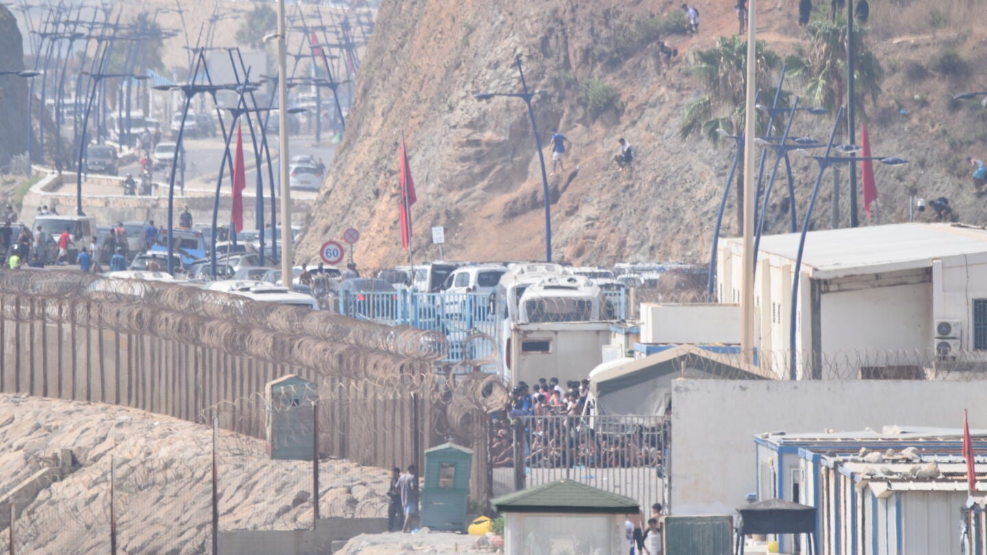 Varios migrantes intentan cruzar la frontera a nado, a 30 de julio de 2026, en Ceuta (España).