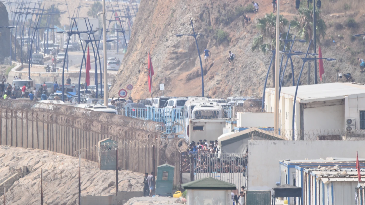 Varios migrantes intentan cruzar la frontera a nado, a 30 de julio de 2026, en Ceuta (España). Varios migrantes intentan cruzar la frontera a nado, a 30 de julio de 2026, en Ceuta (España).