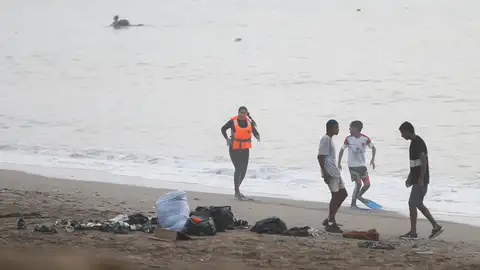 Vista de la entrada ilegal a nado en Ceuta de migrantes marroquíes y argelinos. Vista de la entrada ilegal a nado en Ceuta de migrantes marroquíes y argelinos.