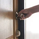 Persona abriendo una puerta. Persona abriendo una puerta.