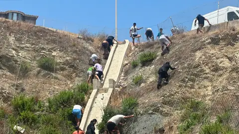 Varios migrantes, a 30 de julio de 2026, en Ceuta (España). Centenares de personas de origen magrebí han cruzado a lo largo de la mañana de hoy a Ceuta desde Marruecos, a nado y por el espigón, y una multitud está esperando al otro lado de la frontera para poder entrar en la ciudad autónoma de la misma manera. Varios migrantes, a 30 de julio de 2026, en Ceuta (España). Centenares de personas de origen magrebí han cruzado a lo largo de la mañana de hoy a Ceuta desde Marruecos, a nado y por el espigón, y una multitud está esperando al otro lado de la frontera para poder entrar en la ciudad autónoma de la misma manera.