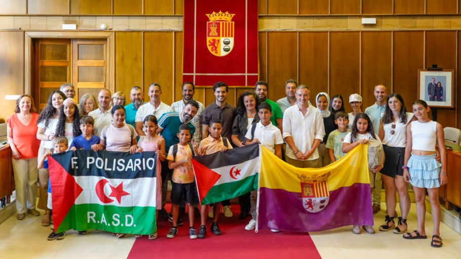 Recepci&oacute;n en el Ayuntamiento de Torrej&oacute;n de Ardoz a los ni&ntilde;os saharauis y familias de acogida que participan este 2026 en el programa Vacaciones en Paz