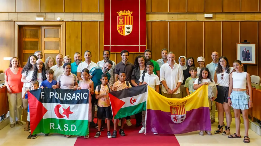 Nueve menores saharauis pasan el verano en Torrejón de Ardoz gracias al programa Vacaciones en Paz Recepción en el Ayuntamiento de Torrejón de Ardoz a los niños saharauis y familias de acogida que participan este 2026 en el programa Vacaciones en Paz