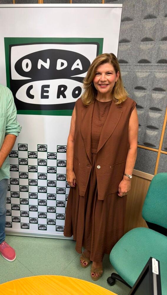 La nueva delegada del Gobierno andaluz, Berta Centeno, junto al periodista Rafael López.
