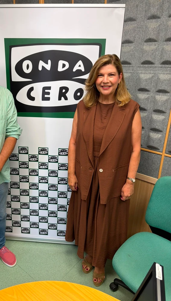 La nueva delegada del Gobierno andaluz, Berta Centeno, junto al periodista Rafael López. La nueva delegada del Gobierno andaluz, Berta Centeno, junto al periodista Rafael López.