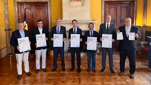 El Consell de Mallorca y las navieras firman un convenio para intercambiar información de cara a la aplicación de la futura ley que regulará la afluencia de vehículos El Consell de Mallorca y las navieras firman un convenio para intercambiar información de cara a la aplicación de la futura ley que regulará la afluencia de vehículos