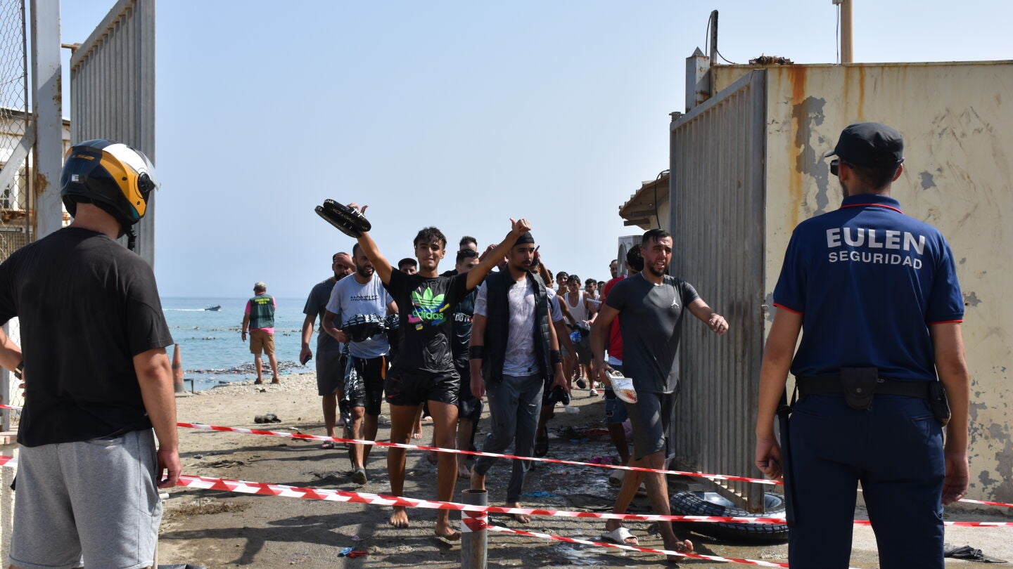 Varias personas cruzan la frontera, a 30 de julio de 2026, en Ceuta (España).