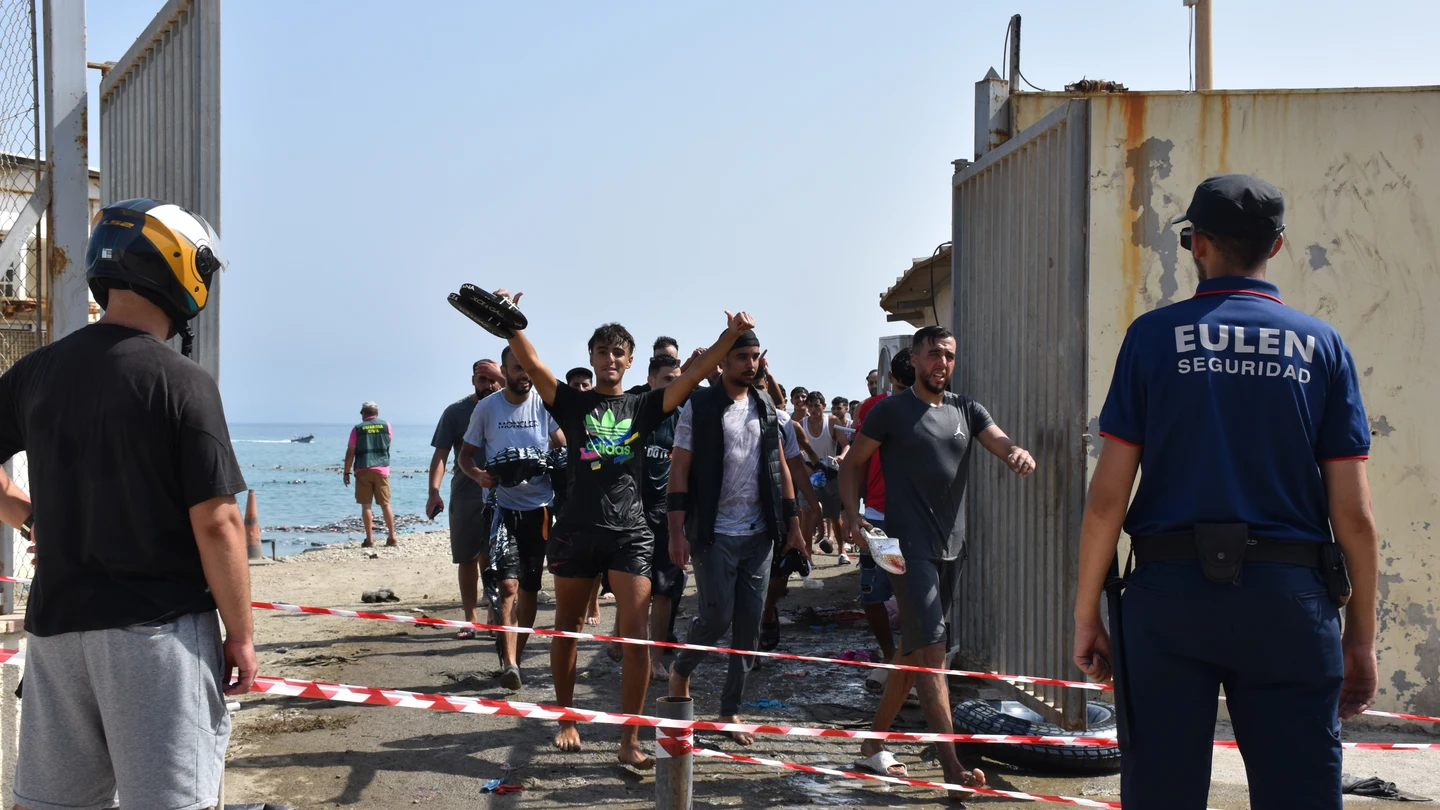 Varias personas cruzan la frontera, a 30 de julio de 2026, en Ceuta (España). Varias personas cruzan la frontera, a 30 de julio de 2026, en Ceuta (España).