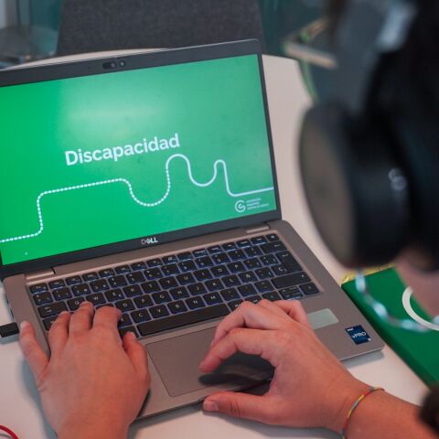 La Asociación Española Contra el Cáncer en Sevilla ofrece información fiable y acompañamiento profesional a pacientes durante el verano