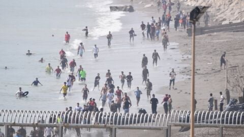 Imagen de migrantes cruzando la frontera de Ceuta./ GABRIELA SARD&Aacute; / EUROPA PRESS