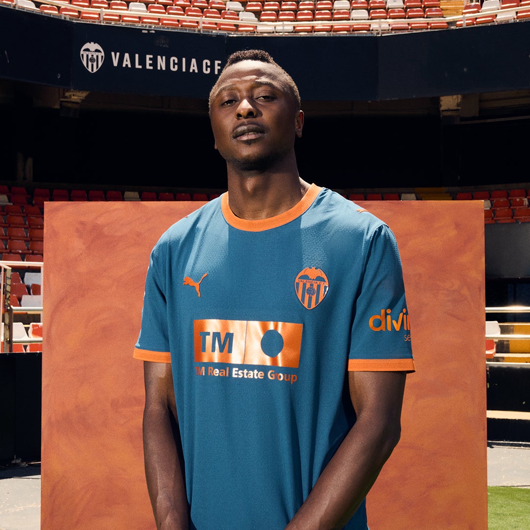 El Valencia presenta su segunda equipación en homenaje al mar Mediterráneo El Valencia presenta su segunda equipación en homenaje al mar Mediterráneo