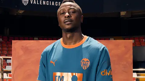 El Valencia presenta su segunda equipación en homenaje al mar Mediterráneo El Valencia presenta su segunda equipación en homenaje al mar Mediterráneo