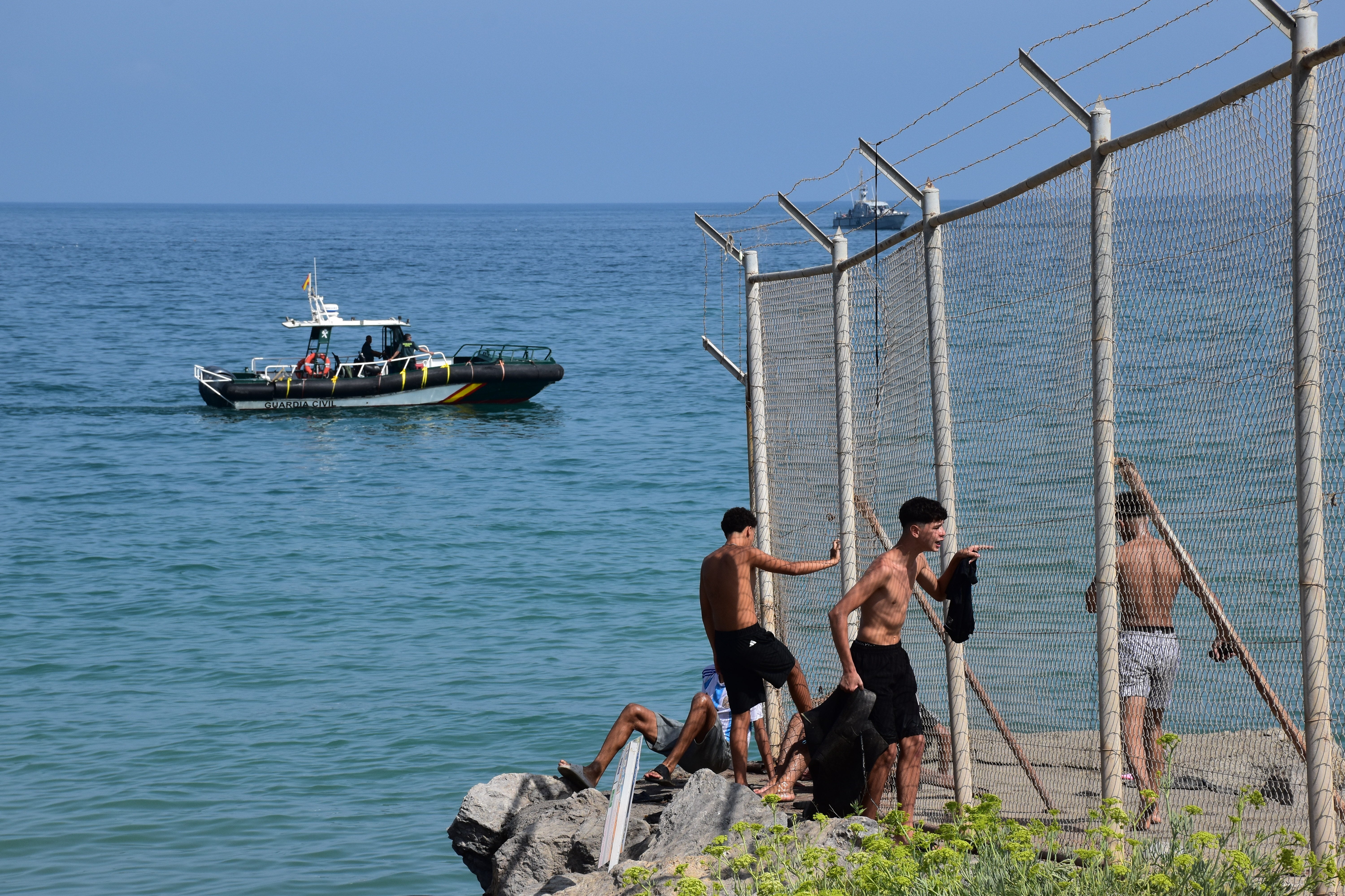 El Gobierno moviliza al Ejército para reforzar la seguridad ante la crisis migratoria en Ceuta: estas son las unidades desplegadas El Gobierno moviliza al Ejército para reforzar la seguridad ante la crisis migratoria en Ceuta: estas son las unidades desplegadas