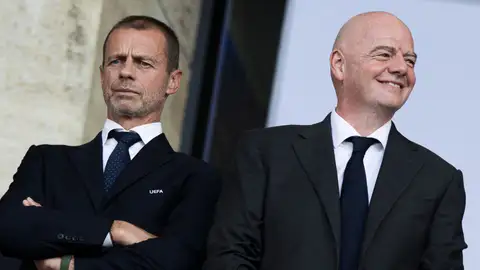Aleksander Ceferin (izq.), presidente de la UEFA, y Gianni Infantino, presidente de la FIFA, observan antes del partido de octavos de final de la UEFA EURO 2024 entre Suiza e Italia. Suiza venció a Italia por 2-0. Aleksander Ceferin (izq.), presidente de la UEFA, y Gianni Infantino, presidente de la FIFA, observan antes del partido de octavos de final de la UEFA EURO 2024 entre Suiza e Italia. Suiza venció a Italia por 2-0.