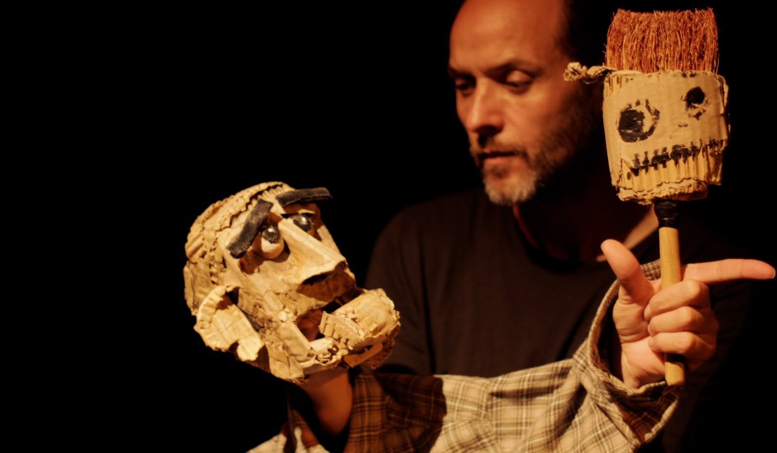 Javier Aranda lleva a Palomera el universo de Parias, una de las grandes obras del teatro de marionetas para adultos Javier Aranda lleva a Palomera el universo de Parias, una de las grandes obras del teatro de marionetas para adultos