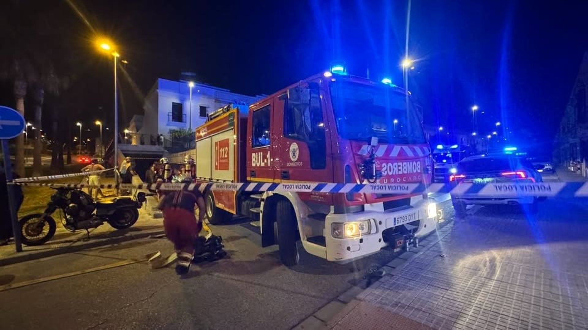 El incendio de un sótano en Arahal obliga a desalojar dos viviendas y afecta a medio centenar de casas El incendio de un sótano en Arahal obliga a desalojar dos viviendas y afecta a medio centenar de casas
