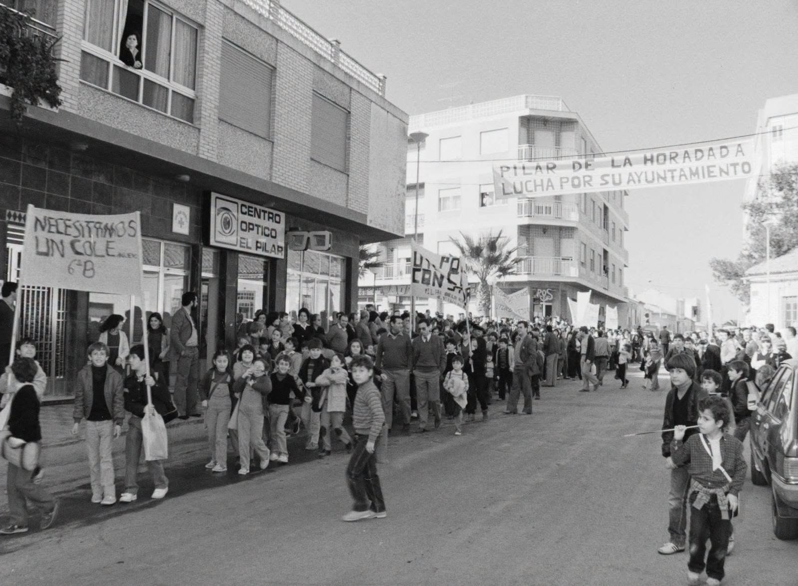 Mascletá, campanas y homenaje institucional por el 40 aniversario de la segregación de Pilar de la Horadada Mascletá, campanas y homenaje institucional por el 40 aniversario de la segregación de Pilar de la Horadada
