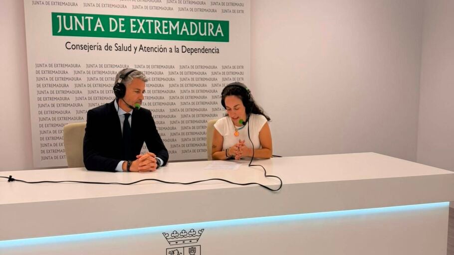 El director general de Salud Digital, Jos&eacute; Mar&iacute;a Villa, en los micros de M&aacute;s de uno Extremadura, contando los detalles acerca de la Tarjeta Sanitaria Virtual.