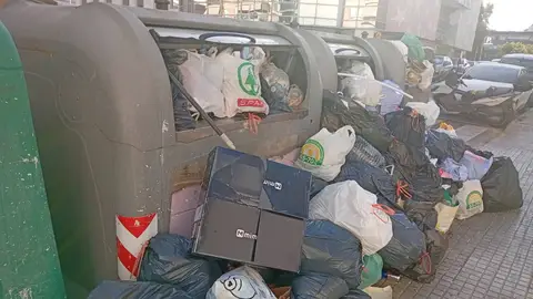 El partido vecinal Llibertat Llucmajor denuncia la basura acumulada en un contenedor del municipio. El partido vecinal Llibertat Llucmajor denuncia la basura acumulada en un contenedor del municipio.
