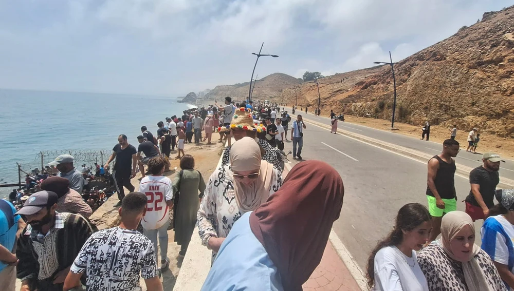 Miles de jóvenes marroquíes se dirigieron este jueves a la frontera entre Castillejos (Marruecos) y Ceuta (España) para tratar de cruzar la valla/ EFE/Mar Marín Miles de jóvenes marroquíes se dirigieron este jueves a la frontera entre Castillejos (Marruecos) y Ceuta (España) para tratar de cruzar la valla/ EFE/Mar Marín