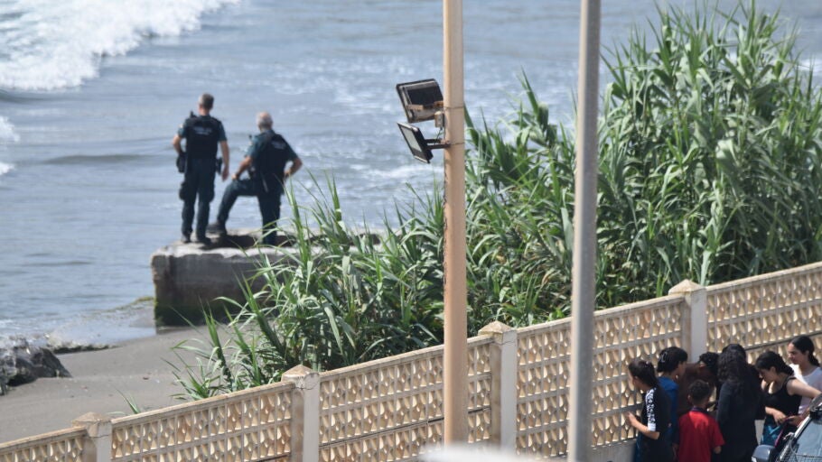 Dos agentes de la Guardia Civil vigilan la frontera, a 30 de julio de 2026, en Ceuta (Espa&ntilde;a).