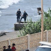 Dos agentes de la Guardia Civil vigilan la frontera, a 30 de julio de 2026, en Ceuta (España).