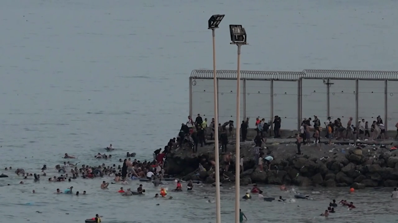 Los impactantes vídeos de una Ceuta desbordada: miles de migrantes cruzan la frontera y deambulan por las calles Los impactantes vídeos de una Ceuta desbordada: miles de migrantes cruzan la frontera y deambulan por las calles