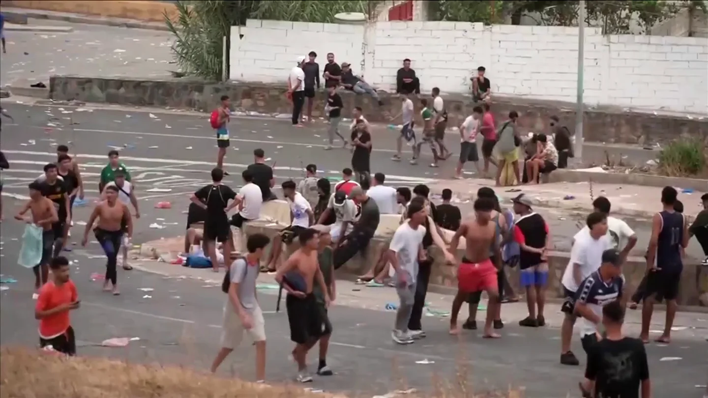 El colapso en Ceuta tras la llegada masiva de migrantes por la frontera El colapso en Ceuta tras la llegada masiva de migrantes por la frontera