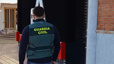 Un agente de la Guardia Civil durante la investigación en Almería. Un agente de la Guardia Civil durante la investigación en Almería.