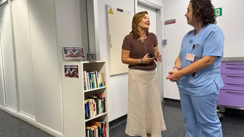 La edil de Bibliotecas, Loli Serna, ha visitado el Hospital Universitario del Vinalopó por la donación de libros. La edil de Bibliotecas, Loli Serna, ha visitado el Hospital Universitario del Vinalopó por la donación de libros.