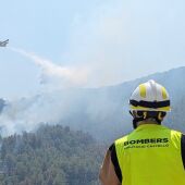 El incendio de la Vall d'Uixó evoluciona favorablemente, podría quedar estabilizado este viernes y mantiene a unas 2.800 personas evacuadas