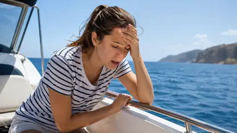 Imagen generada con IA de una mujer mareada a bordo de un barco Imagen generada con IA de una mujer mareada a bordo de un barco
