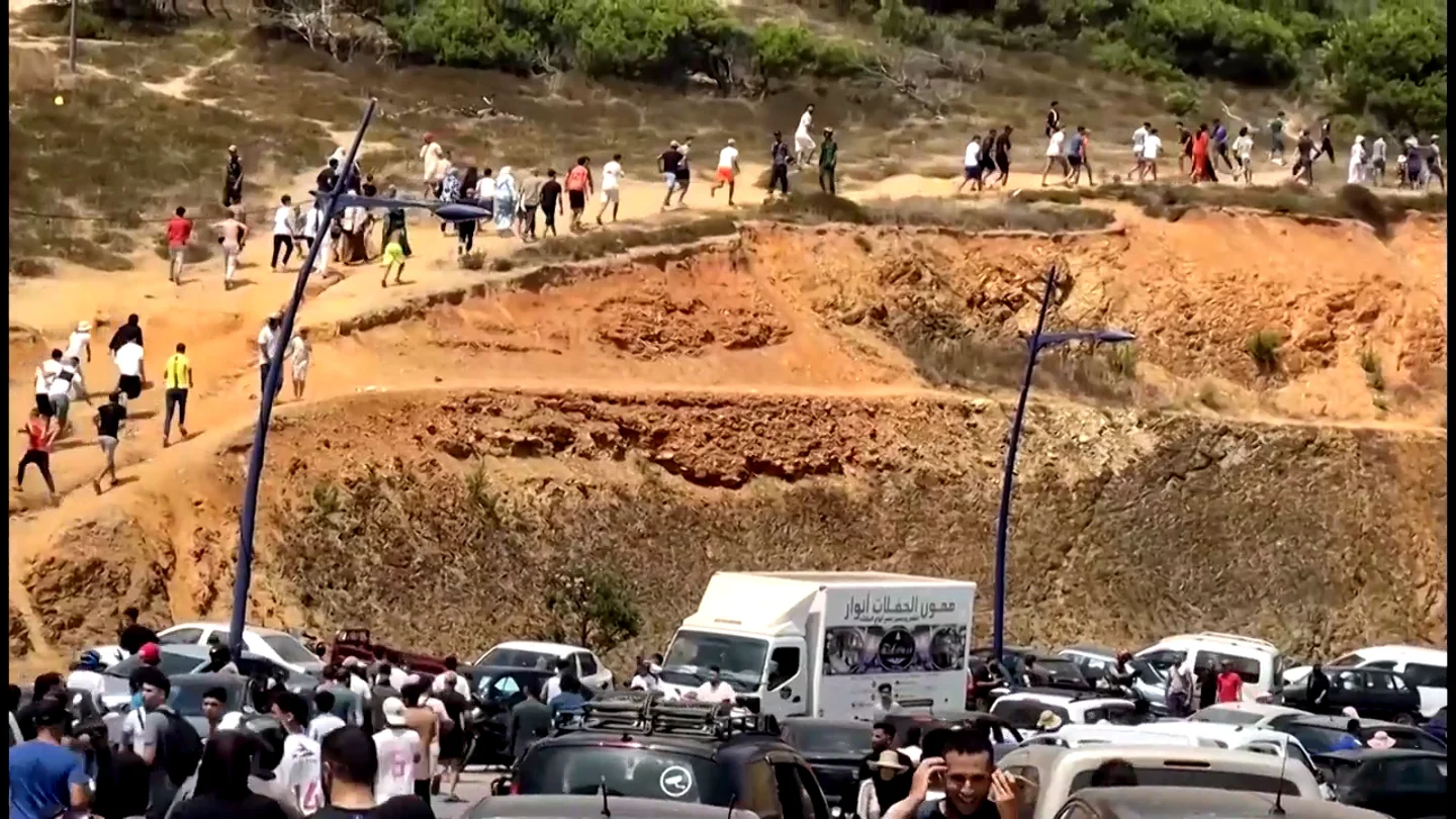 El colapso en Ceuta tras la llegada masiva de migrantes por la frontera El colapso en Ceuta tras la llegada masiva de migrantes por la frontera