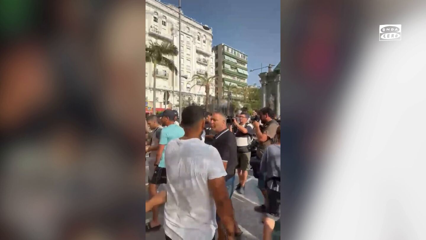 Ciudadanos ceut&iacute;es se concentran frente a quienes fomentan el odio: "&iexcl;Ceuta unida, no dividida! 
